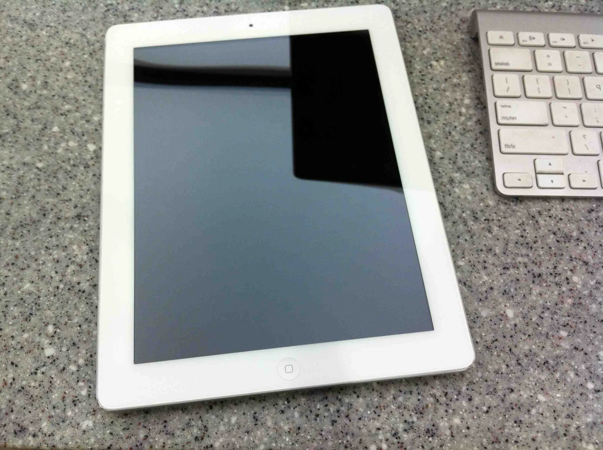 ipad2 32G wifi 4.3.3白色国行过保,摔坏换屏(已出)
