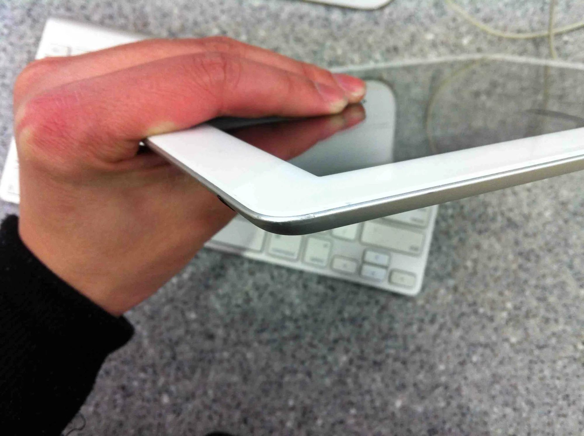 ipad2 32G wifi 4.3.3白色国行过保,摔坏换屏(已出)