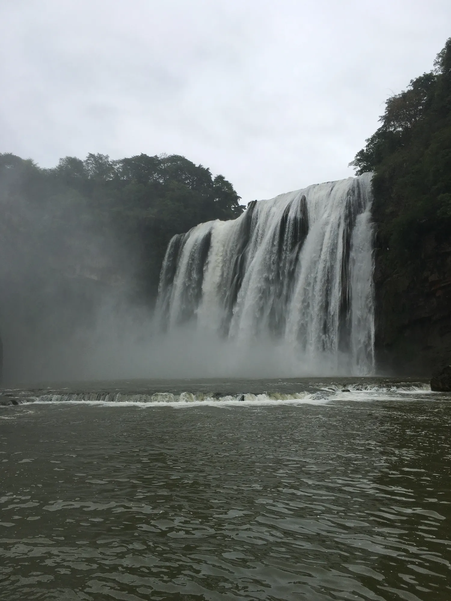 瀑布、水雾与河面