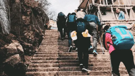 步行登山途中