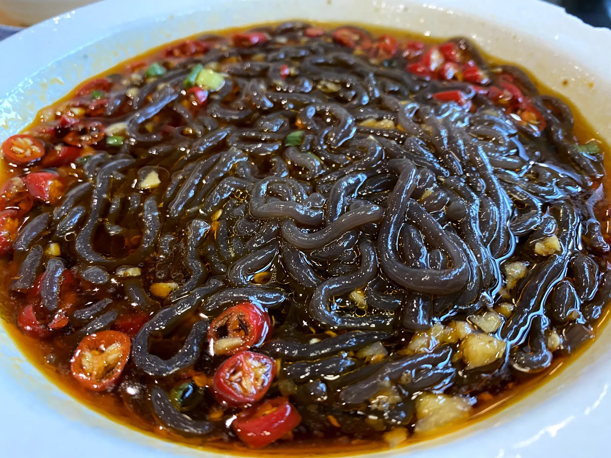 红椒、蒜末与凉拌菜