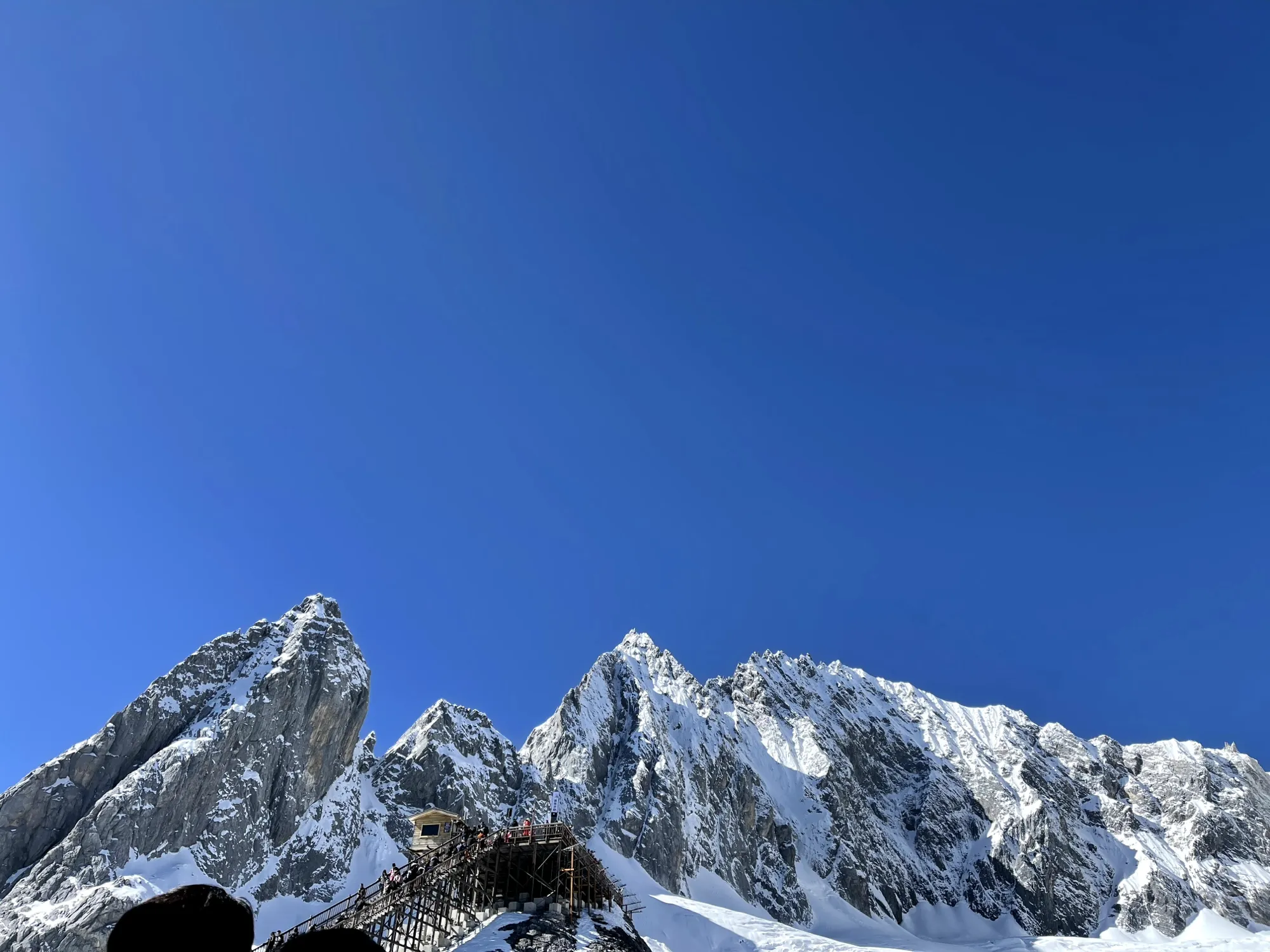 玉龙雪山的山峰与蓝天