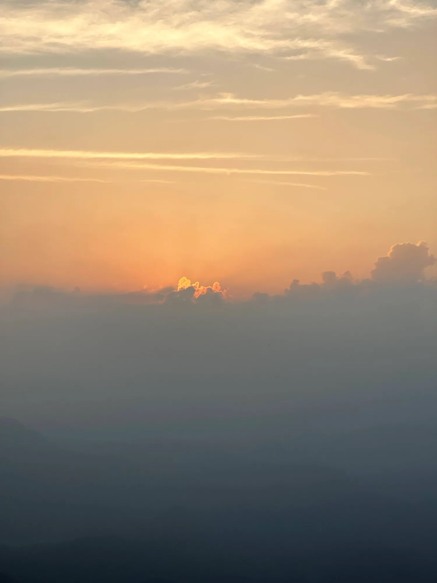 傍晚云层上方的夕阳
