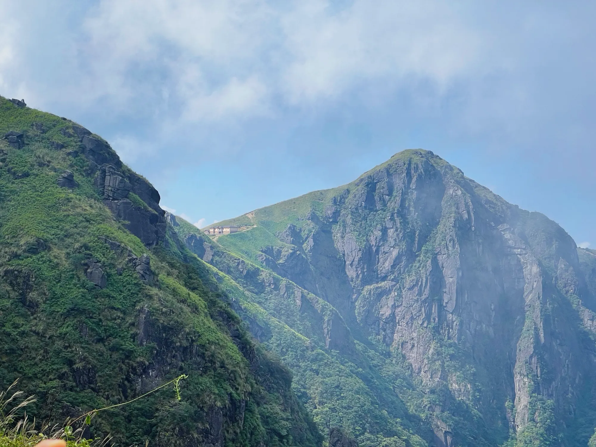 武功山的岩壁与绿色山坡（2021-09-12）