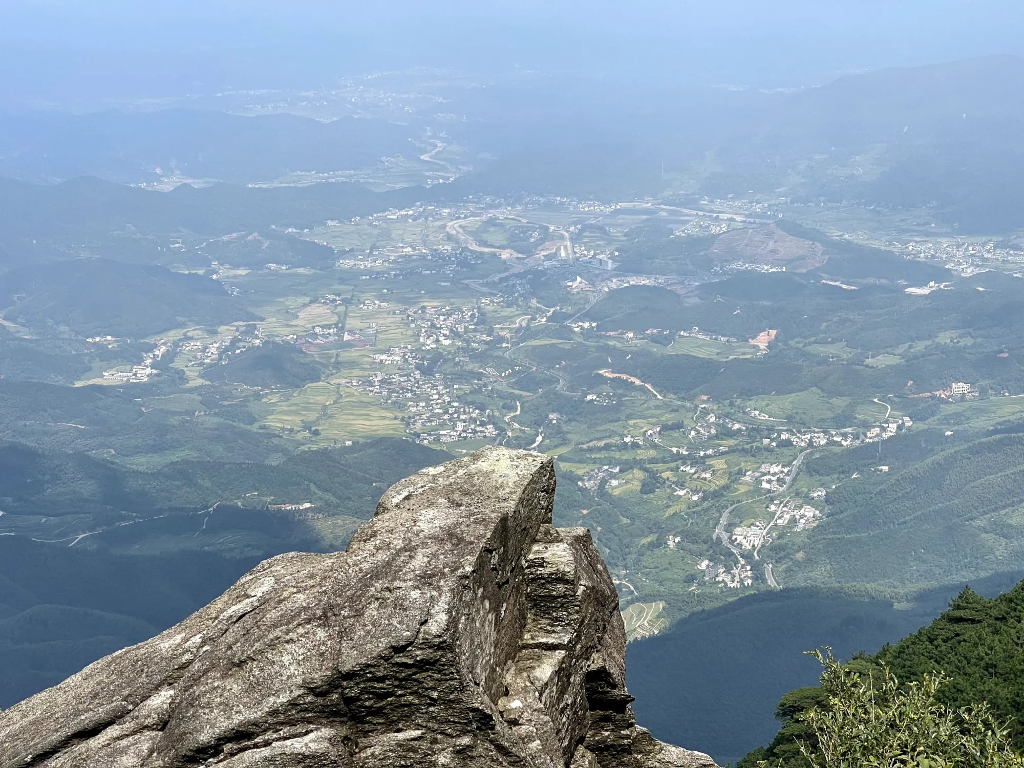 山顶岩石与远处的山谷（2021-09-12）