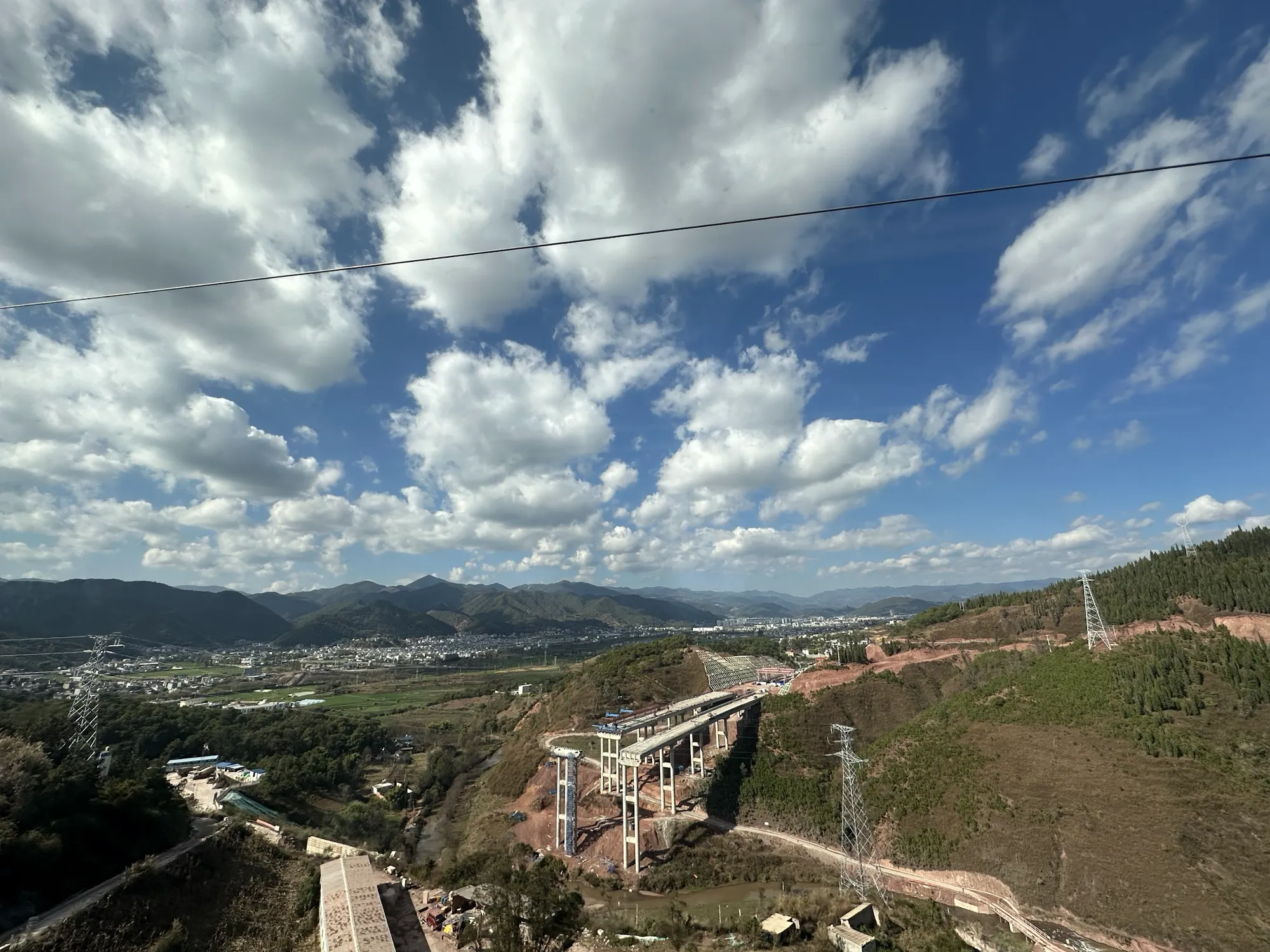 山谷、在建的桥和远处的城