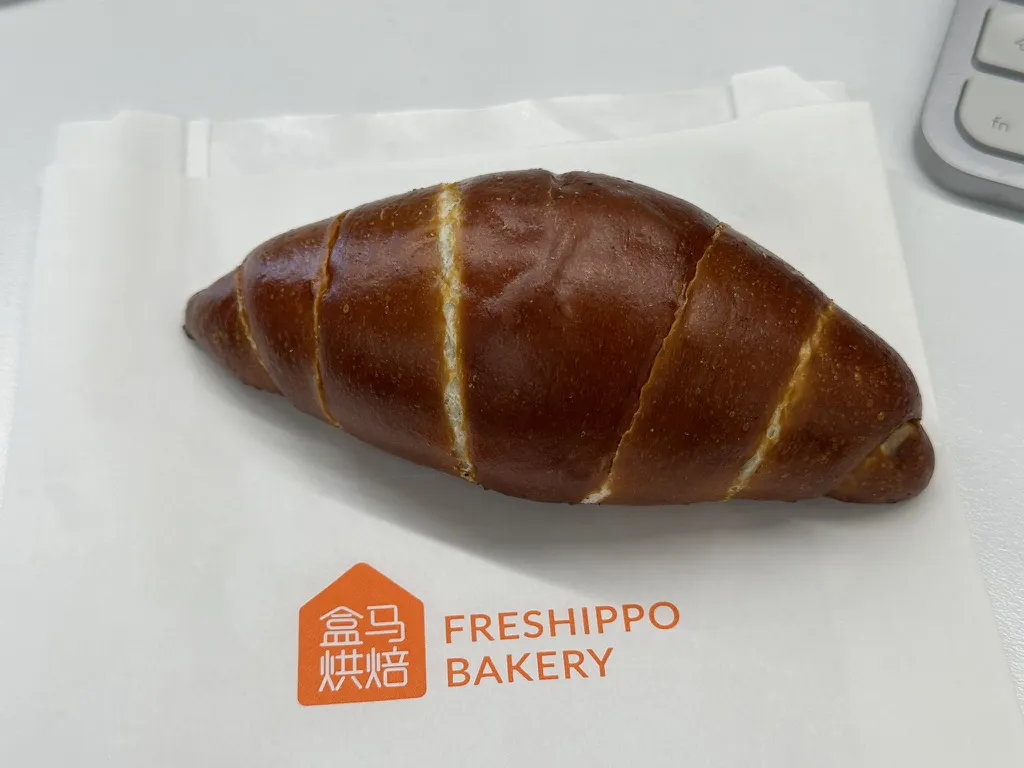 盘中的牛角面包