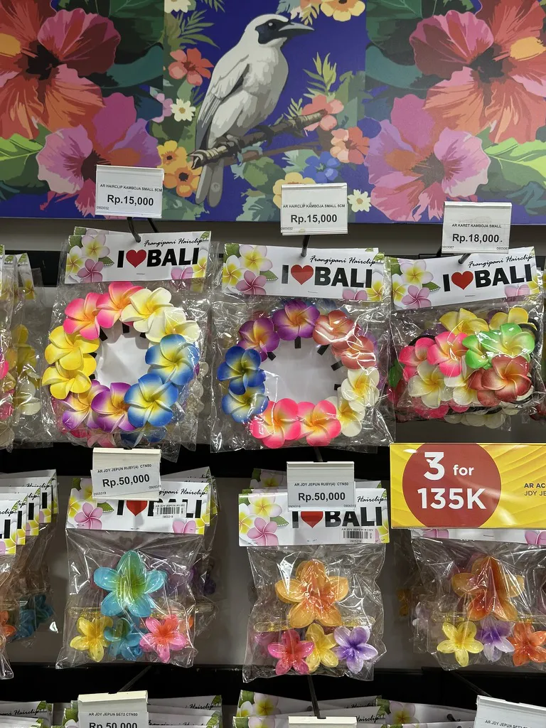 纪念品店陈列的花朵饰品