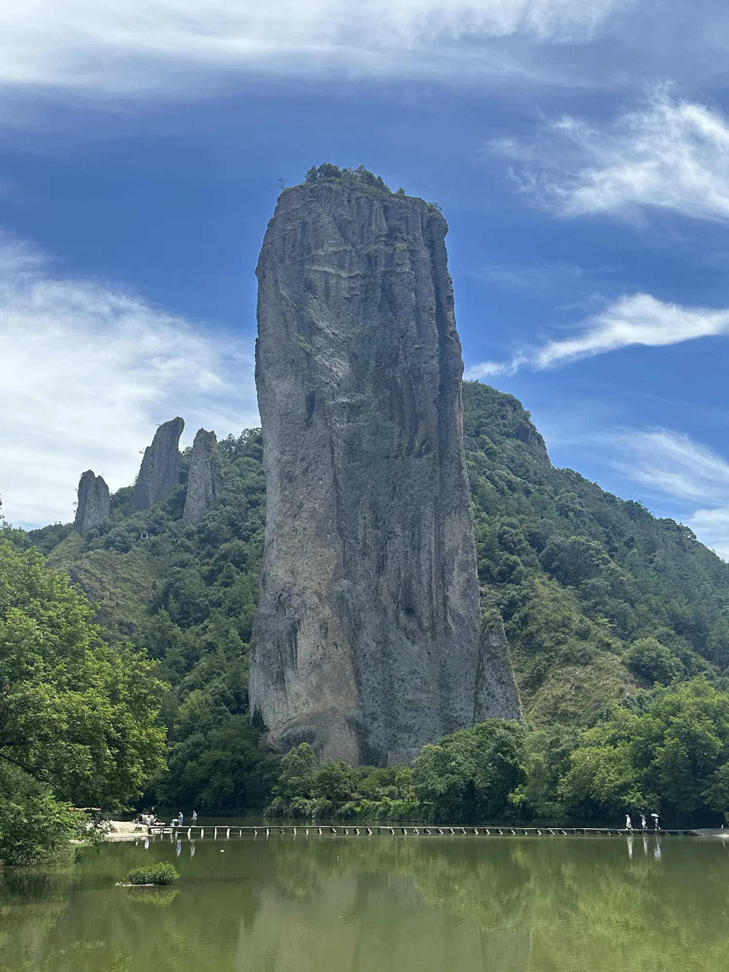 石峰和水面