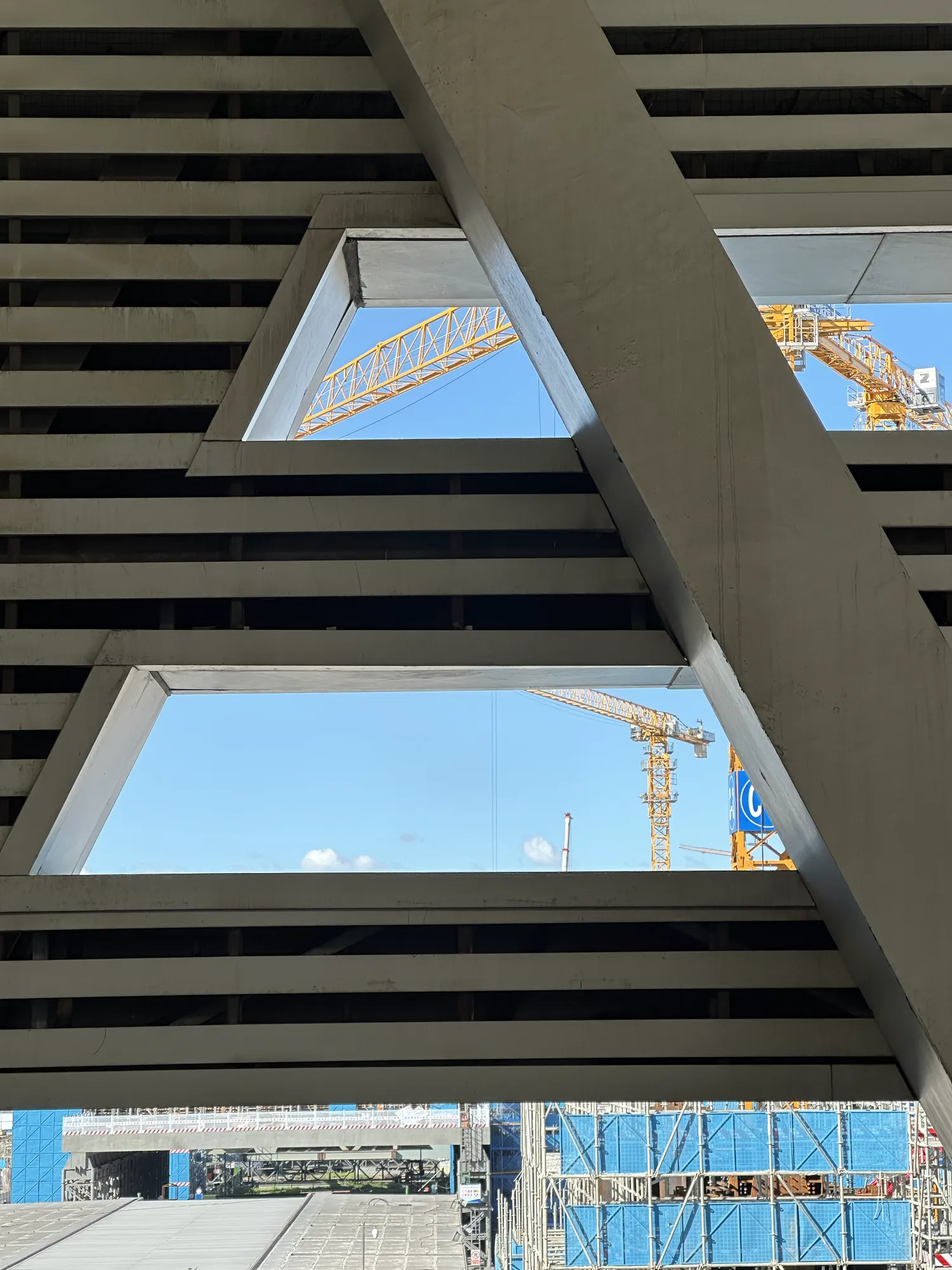 楼梯结构间的天空和工地塔吊（2026-08-24）
