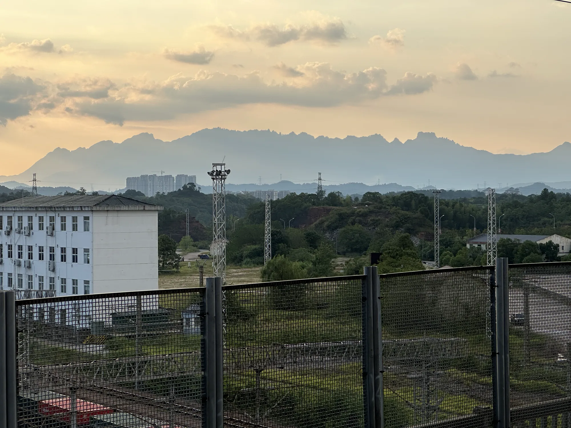 夕阳下的远山和站台边缘