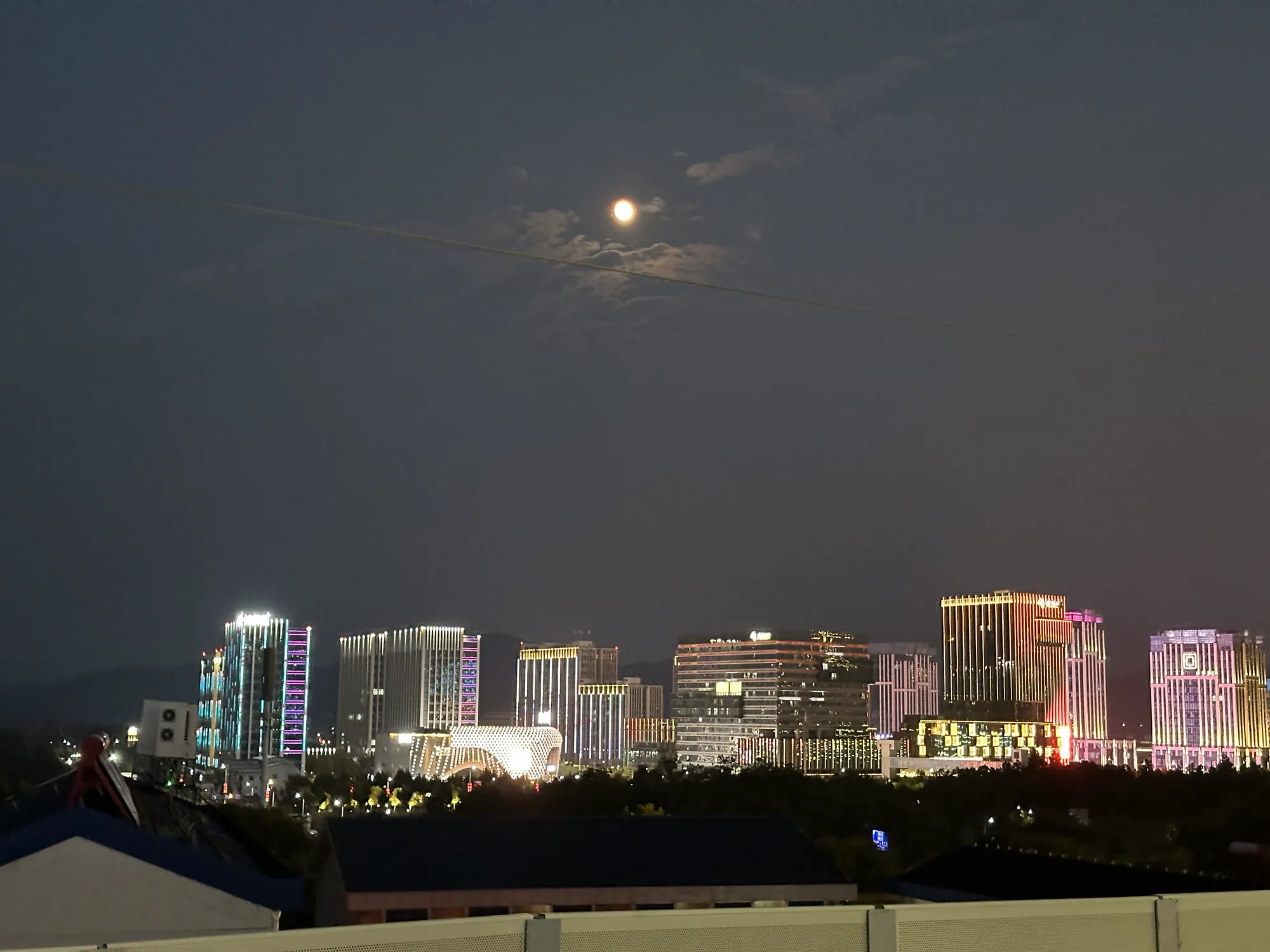 夜色中的城市楼群