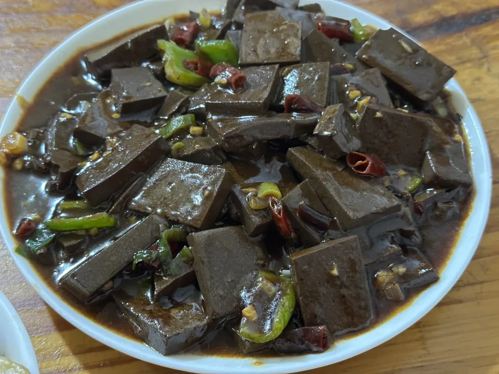 一碗深色的块状食物