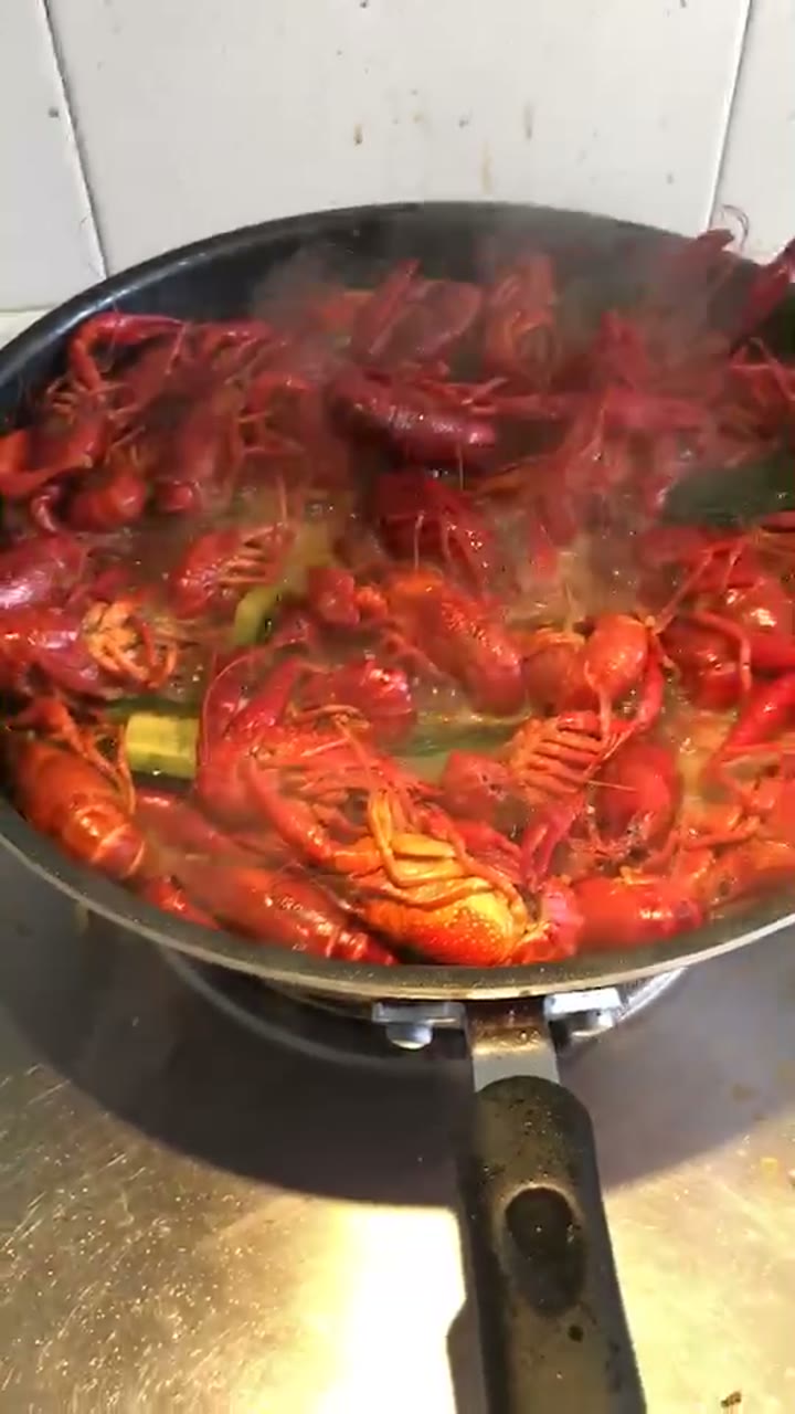 马老师清洗的🦞，用着他自己的牙刷，然后下厨，少…